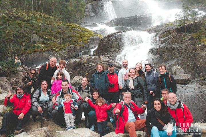 Natursköna vyer över Langfoss vattenfall och det norska fjordlandskapet, foto 11 | wizardtrip