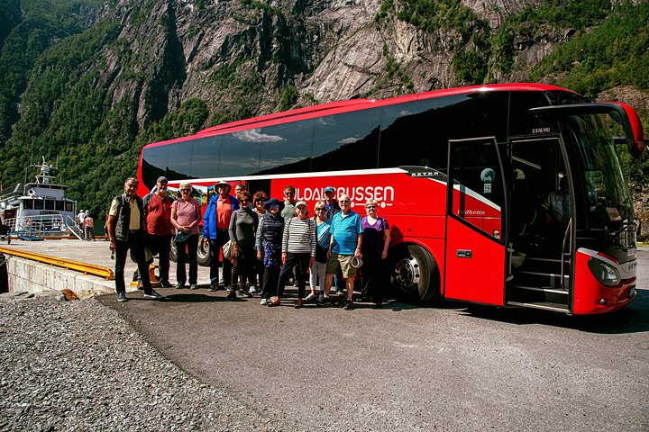 Natursköna vyer över Langfoss vattenfall och det norska fjordlandskapet, foto 17 | wizardtrip