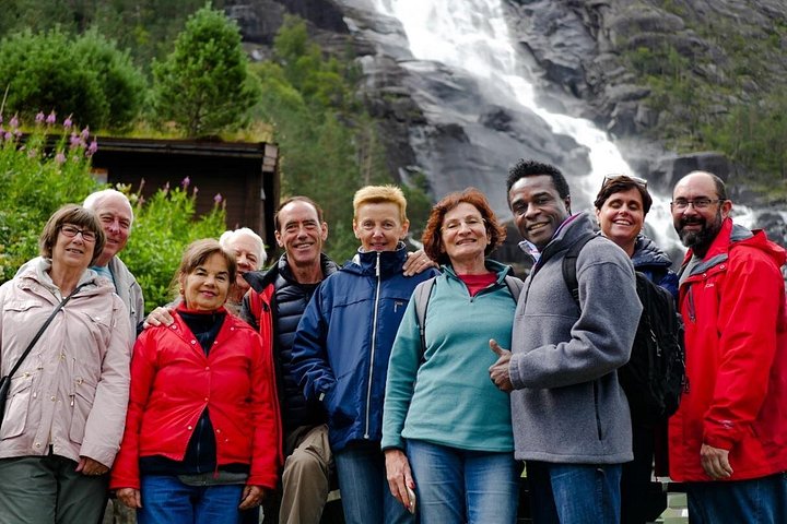 Natursköna vyer över Langfoss vattenfall och det norska fjordlandskapet, foto 18 | wizardtrip