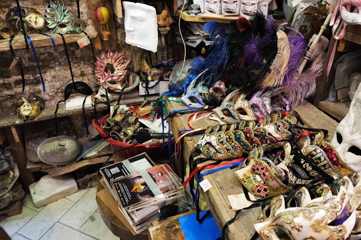 Laboratorio di creazione maschere veneziane a Venezia, Italia, per creare maschere di Carnevale uniche, foto 10 | wizardtrip