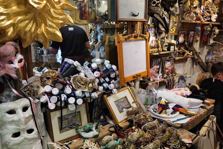 Laboratorio di creazione maschere veneziane a Venezia, Italia, per creare maschere di Carnevale uniche, foto 11 | wizardtrip