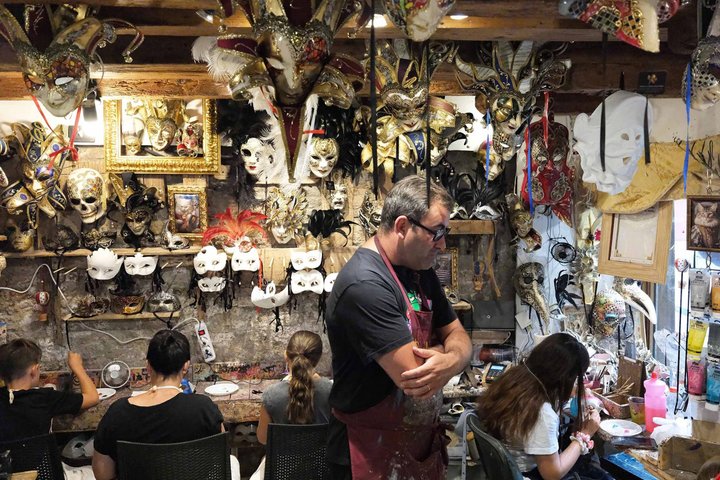 Laboratorio di creazione maschere veneziane a Venezia, Italia, per creare maschere di Carnevale uniche, foto 13 | wizardtrip