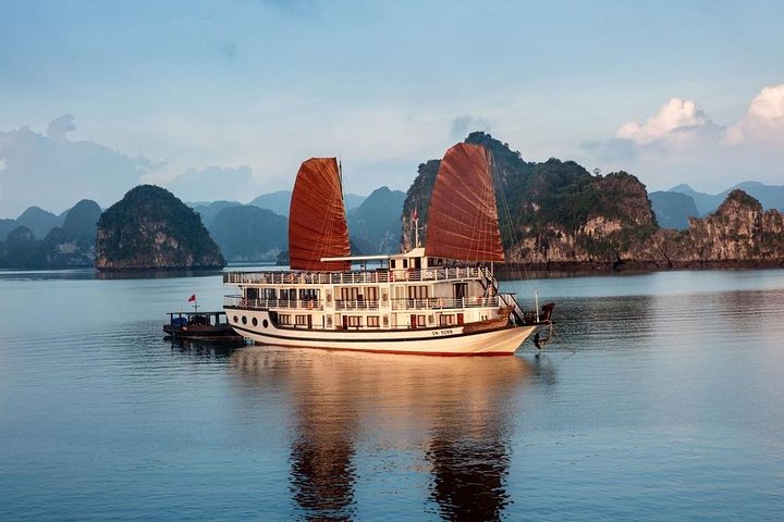 Overnight cruise adventure in Halong Bay, Vietnam, featuring limestone karsts, kayaking, and onboard dining, photo 6 | wizardtrip