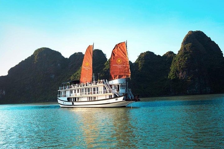 Overnight cruise adventure in Halong Bay, Vietnam, featuring limestone karsts, kayaking, and onboard dining, photo 7 | wizardtrip