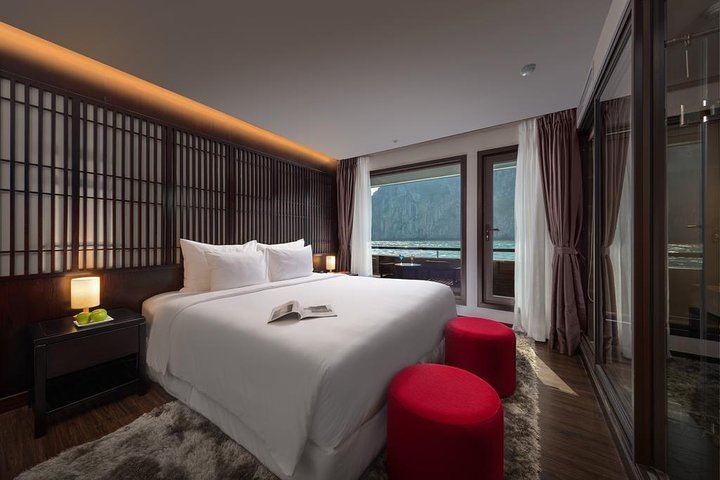 Overnight cruise adventure in Halong Bay, Vietnam, featuring limestone karsts, kayaking, and onboard dining, photo 8 | wizardtrip