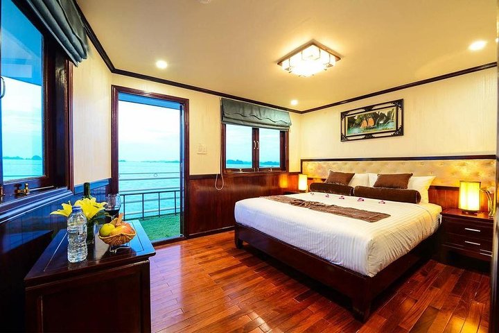Overnight cruise adventure in Halong Bay, Vietnam, featuring limestone karsts, kayaking, and onboard dining, photo 9 | wizardtrip