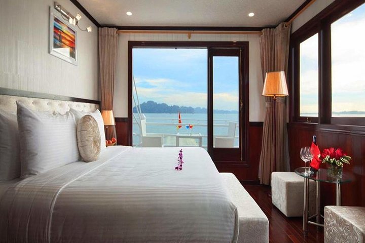 Overnight cruise adventure in Halong Bay, Vietnam, featuring limestone karsts, kayaking, and onboard dining, photo 20 | wizardtrip