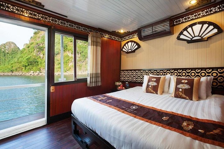 Overnight cruise adventure in Halong Bay, Vietnam, featuring limestone karsts, kayaking, and onboard dining, photo 25 | wizardtrip