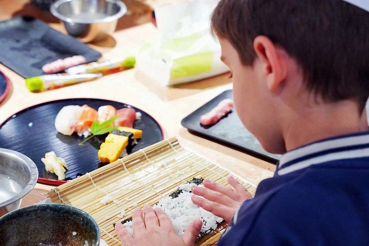 Learn to make authentic sushi in Tokyo with a professional chef in Tsukiji Market, photo 9 | wizardtrip