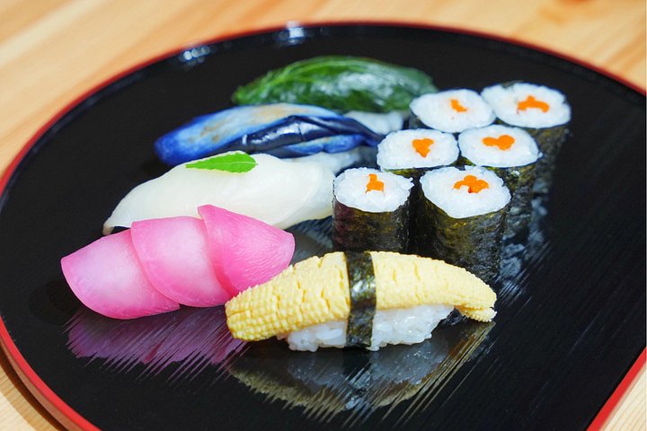 Learn to make authentic sushi in Tokyo with a professional chef in Tsukiji Market, photo 18 | wizardtrip