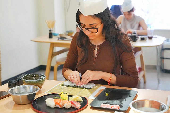Learn to make authentic sushi in Tokyo with a professional chef in Tsukiji Market, photo 19 | wizardtrip