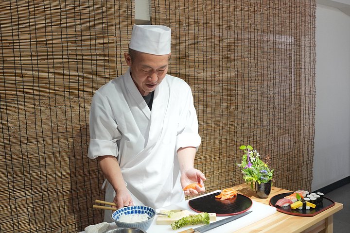 Learn to make authentic sushi in Tokyo with a professional chef in Tsukiji Market, photo 24 | wizardtrip