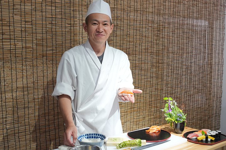 Experience Tokyo's Tsukiji Fish Market and a sushi-making class with a professional chef, photo 13 | wizardtrip