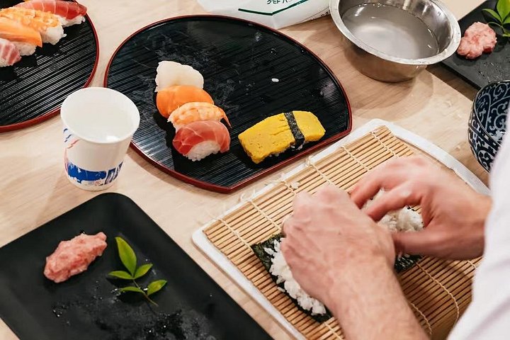 Experience Tokyo's Tsukiji Fish Market and a sushi-making class with a professional chef, photo 17 | wizardtrip