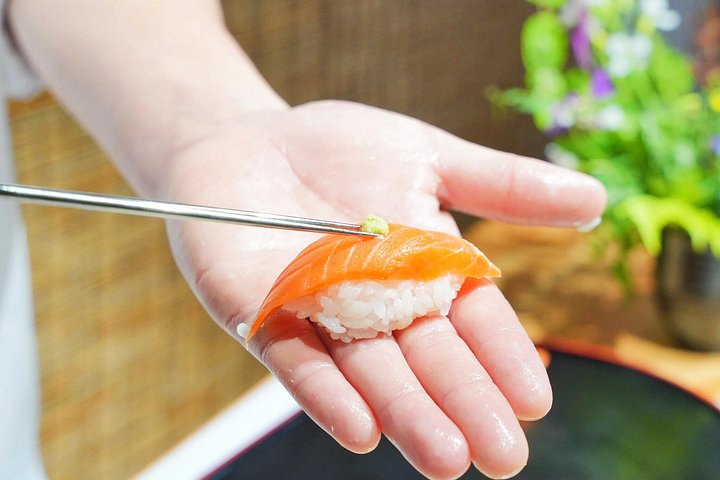 Experience Tokyo's Tsukiji Fish Market and a sushi-making class with a professional chef, photo 18 | wizardtrip
