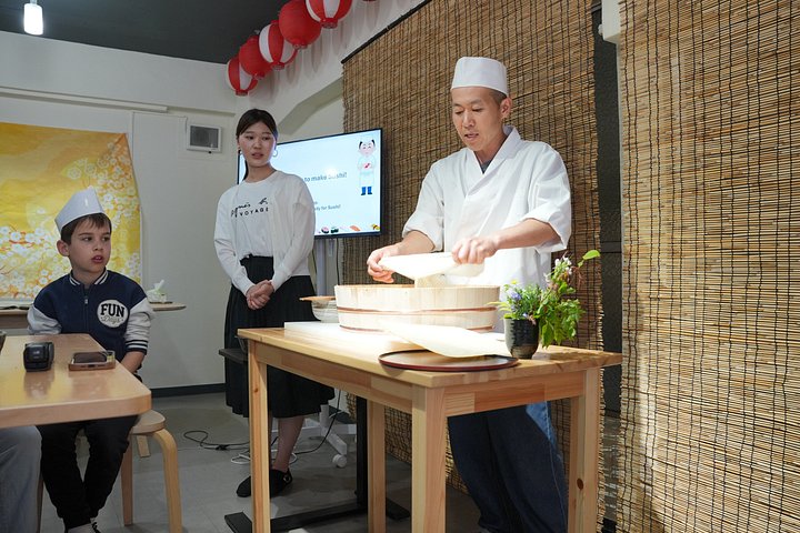 Experience Tokyo's Tsukiji Fish Market and a sushi-making class with a professional chef, photo 40 | wizardtrip