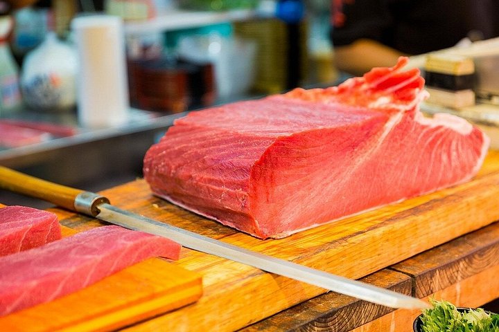 Un tour gastronómico guiado por el bullicioso Mercado de Pescado de Tsukiji en Tokio, degustando delicias locales, foto 7 | wizardtrip