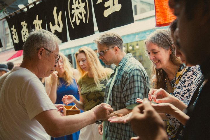 Un tour gastronómico guiado por el bullicioso Mercado de Pescado de Tsukiji en Tokio, degustando delicias locales, foto 9 | wizardtrip