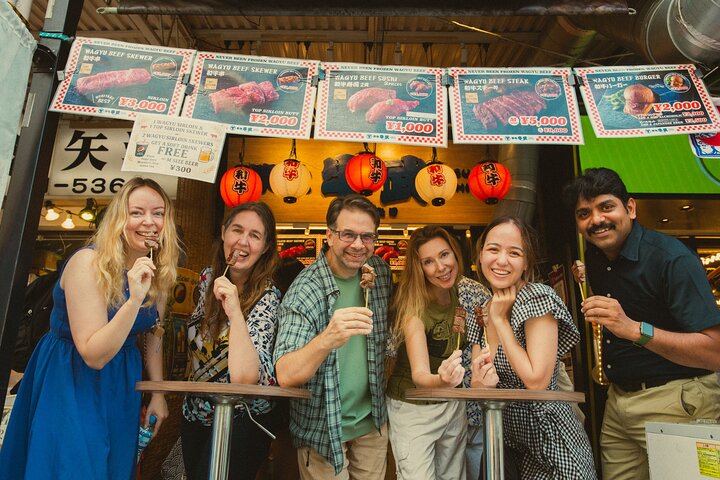 Un tour gastronómico guiado por el bullicioso Mercado de Pescado de Tsukiji en Tokio, degustando delicias locales, foto 11 | wizardtrip