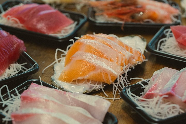Un tour gastronómico guiado por el bullicioso Mercado de Pescado de Tsukiji en Tokio, degustando delicias locales, foto 15 | wizardtrip