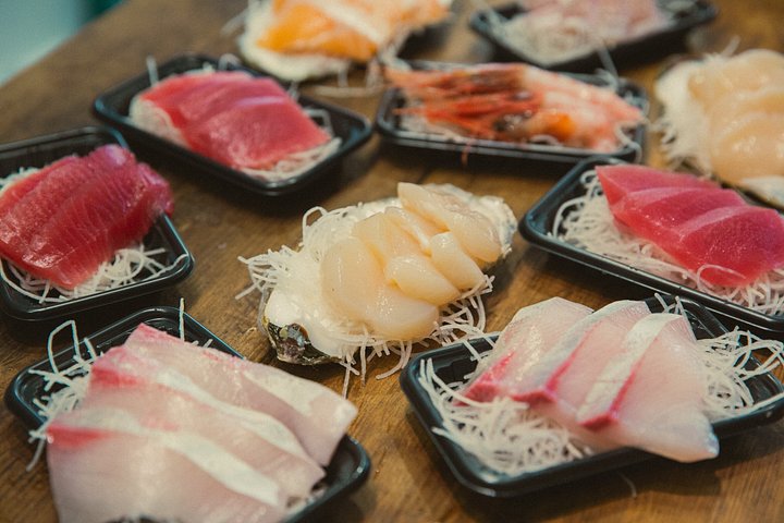 Un tour gastronómico guiado por el bullicioso Mercado de Pescado de Tsukiji en Tokio, degustando delicias locales, foto 26 | wizardtrip