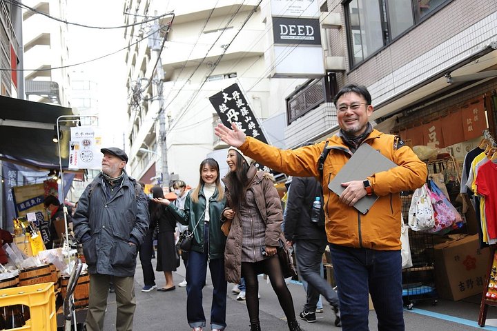 Un tour gastronómico guiado por el bullicioso Mercado de Pescado de Tsukiji en Tokio, degustando delicias locales, foto 32 | wizardtrip