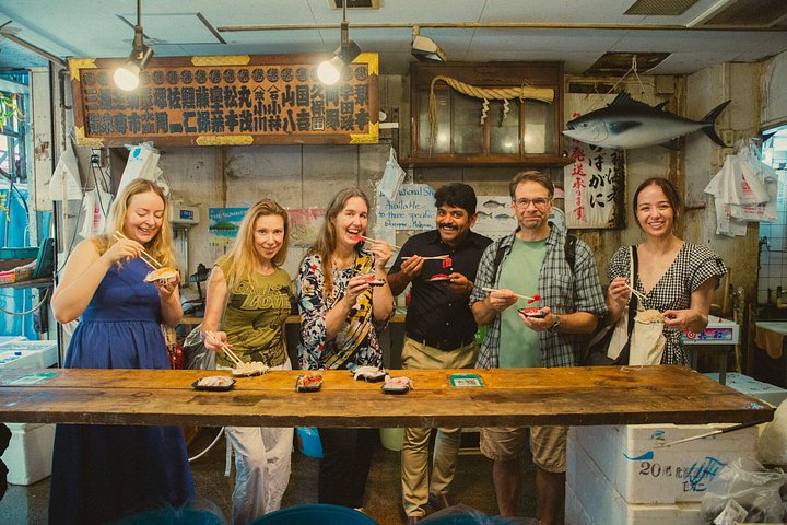 Un tour gastronómico guiado por el bullicioso Mercado de Pescado de Tsukiji en Tokio, degustando delicias locales, foto 39 | wizardtrip