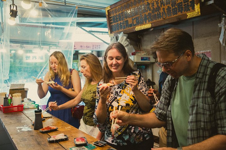 Un tour gastronómico guiado por el bullicioso Mercado de Pescado de Tsukiji en Tokio, degustando delicias locales, foto 46 | wizardtrip