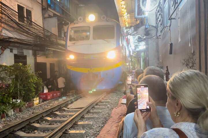 Guided Hanoi Food Tour With Train Street 8 Different Food Tasting | wizardtrip