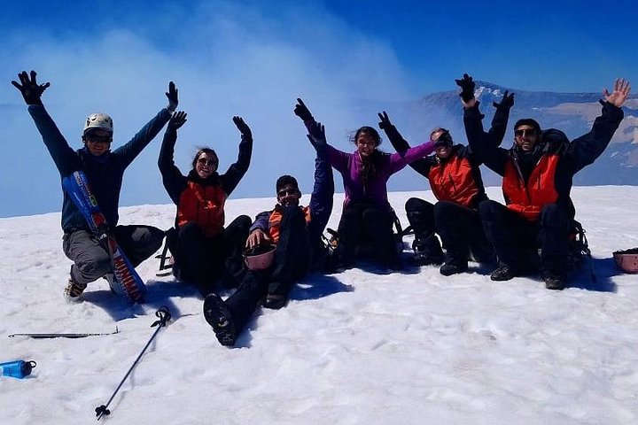 Escaladez le volcan actif Villarrica à Pucon, Chili, pour une aventure palpitante avec des vues magnifiques, photo 8 | wizardtrip