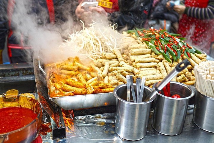 Une visite animée de marché de street food à Séoul, présentant la cuisine coréenne authentique et la culture locale, photo 6 | wizardtrip