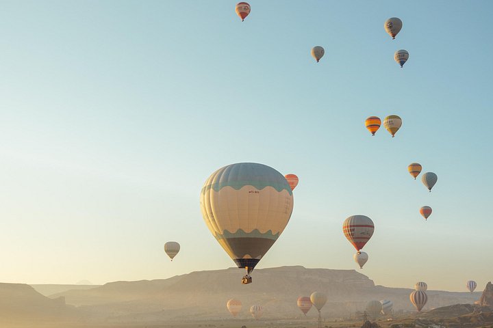 Luftballong svævar över Kappadokiens älvskorstenar vid soluppgången, foto 7 | wizardtrip