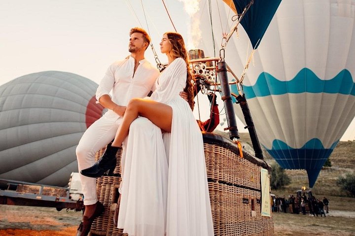 Luftballong svævar över Kappadokiens älvskorstenar vid soluppgången, foto 8 | wizardtrip