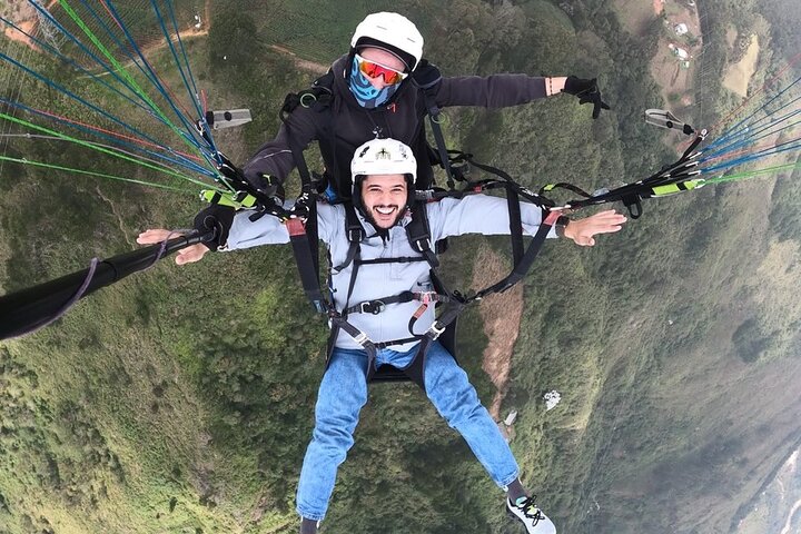 Experience thrilling paragliding flights over the scenic landscapes of Medellín, Colombia, photo 7 | wizardtrip