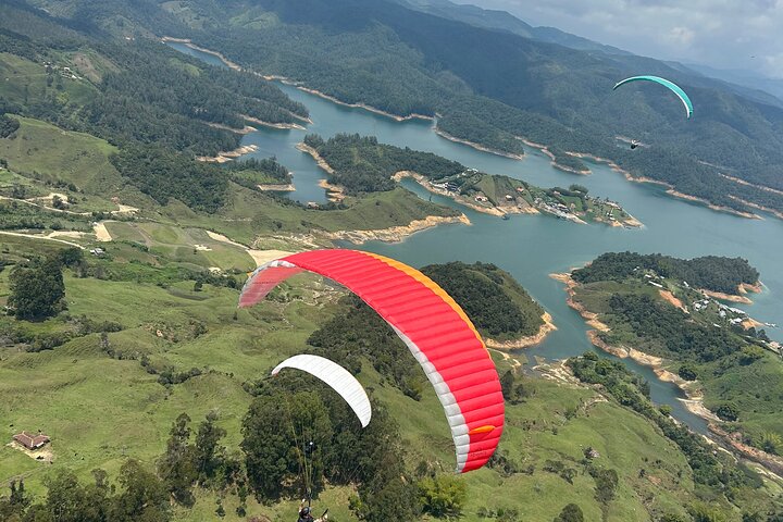 Experience thrilling paragliding flights over the scenic landscapes of Medellín, Colombia, photo 8 | wizardtrip