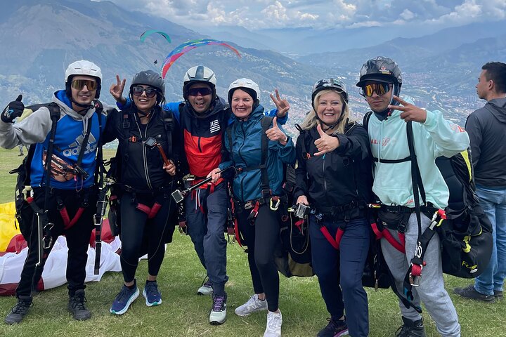 Experience thrilling paragliding flights over the scenic landscapes of Medellín, Colombia, photo 9 | wizardtrip