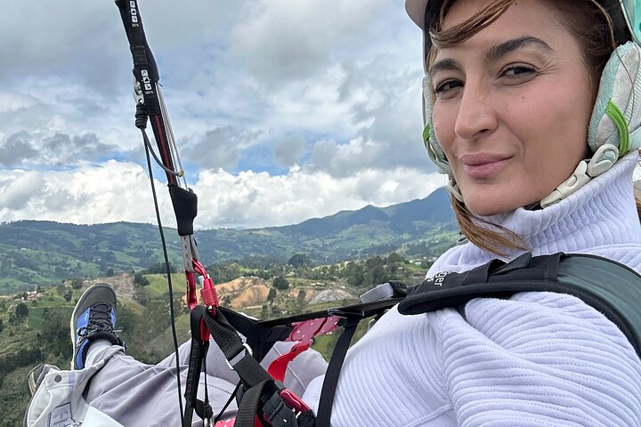 Experience thrilling paragliding flights over the scenic landscapes of Medellín, Colombia, photo 17 | wizardtrip