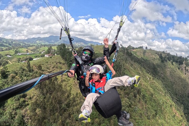 Experience thrilling paragliding flights over the scenic landscapes of Medellín, Colombia, photo 24 | wizardtrip
