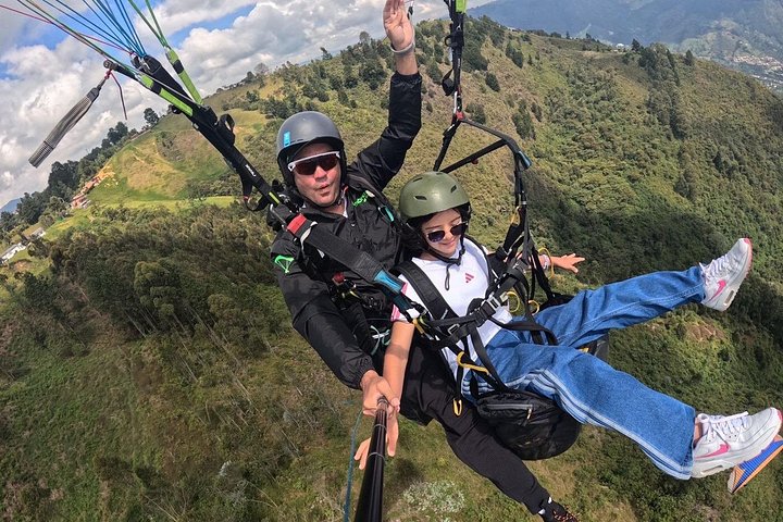 Experience thrilling paragliding flights over the scenic landscapes of Medellín, Colombia, photo 36 | wizardtrip