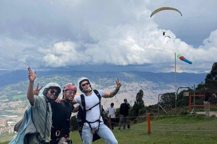 Experience thrilling paragliding flights over the scenic landscapes of Medellín, Colombia, photo 40 | wizardtrip