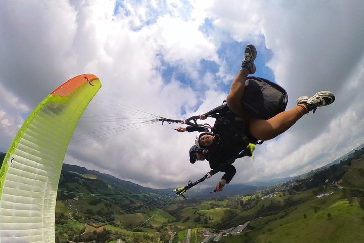 Experience thrilling paragliding flights over the scenic landscapes of Medellín, Colombia, photo 42 | wizardtrip