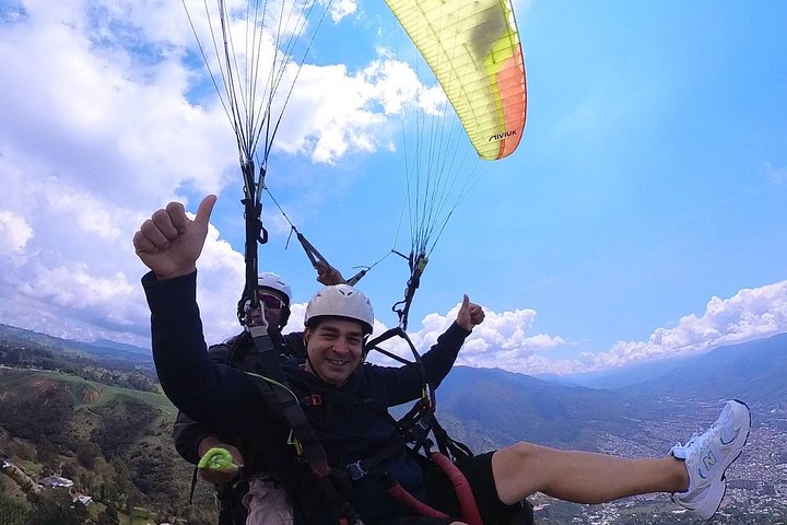 Experience thrilling paragliding flights over the scenic landscapes of Medellín, Colombia, photo 43 | wizardtrip