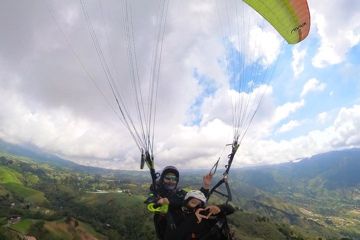 Experience thrilling paragliding flights over the scenic landscapes of Medellín, Colombia, photo 45 | wizardtrip