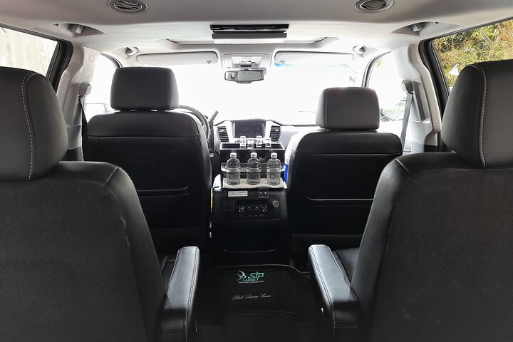 Servicio de traslado de aeropuerto en SUV de lujo en Cancún con comodidades a bordo, foto 7 | wizardtrip