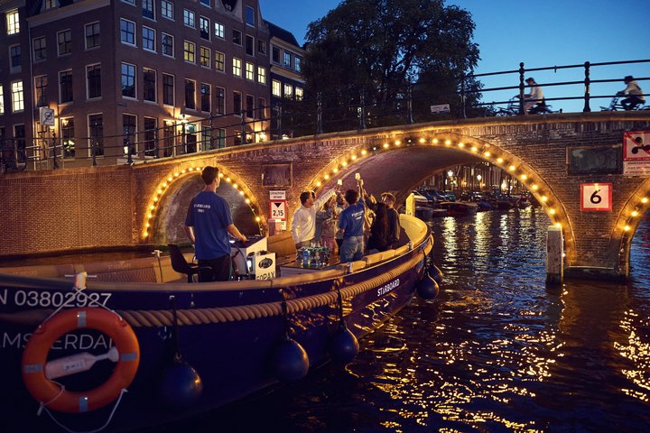 Njut av en naturskön kanalkryssning i Amsterdam med obegränsade drycker på en lyxig elbåt, foto 14 | wizardtrip