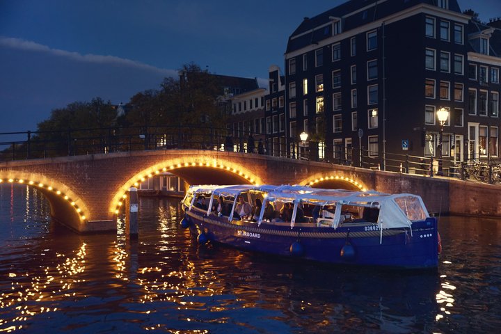 Njut av en naturskön kanalkryssning i Amsterdam med obegränsade drycker på en lyxig elbåt, foto 15 | wizardtrip