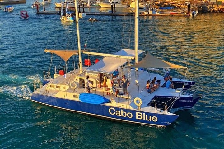 Cabo San Lucas Sonnenuntergangs-Bootstour mit offener Bar und Snacks | wizardtrip