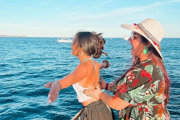 Enjoy a vibrant sunset cruise in Cabo San Lucas with an open bar and scenic views of the Arch, photo 8 | wizardtrip