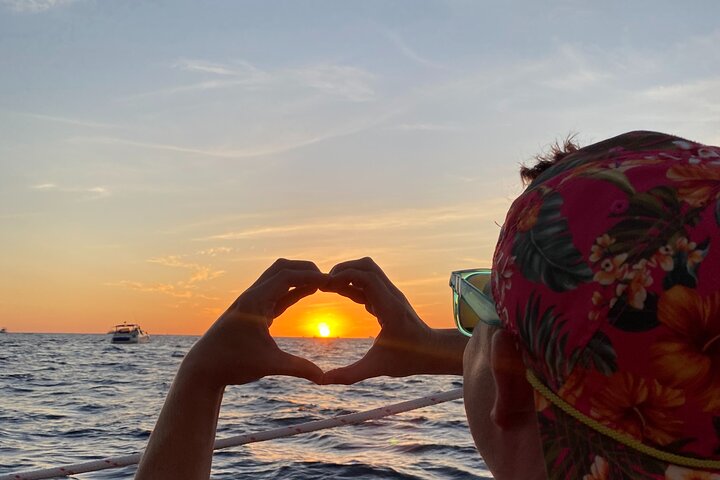 Enjoy a vibrant sunset cruise in Cabo San Lucas with an open bar and scenic views of the Arch, photo 9 | wizardtrip