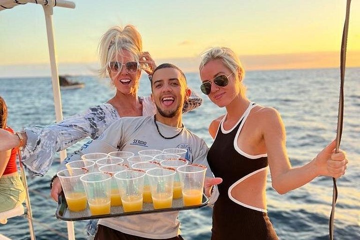 Enjoy a vibrant sunset cruise in Cabo San Lucas with an open bar and scenic views of the Arch, photo 10 | wizardtrip